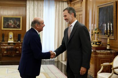 El rey Felipe VI recibe a José María Ángel Mazón, del Partido Regionalista de Cantabria (PRC), para iniciar su ronda de consultas este lunes, en el Palacio de la Zarzuela. El diputado del PRC es el único voto que tiene garantizado el presidente del Gobierno en funciones, Pedro Sánchez, para una posible investidura.