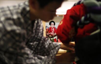 Otro momento de la sesin de maquillaje y vestuario del montaje kabuki de los Teatros del Canal.