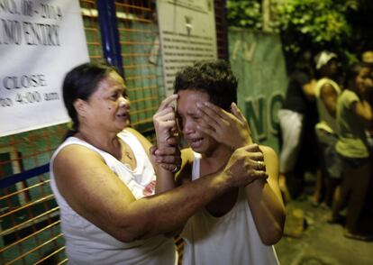 Niño filipino llorando la muerte de un familiar después de una operación policial contra las drogas ilegales en Manila (Filipinas).