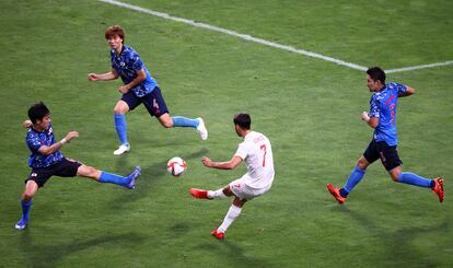 Asensio dispara ante tres rivales para marcar el gol de la victoria contra Japón.