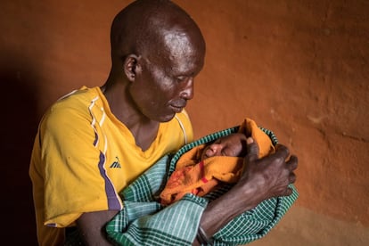 Nachadee Lokwabong sostiene por primera vez a su hijo de una semana de edad, Enoch Rofich, en el distrito Amudat (Uganda). El país cuenta con una de las poblaciones más jóvenes de África. Según el censo de 2015, el 56% de los habitantes es menor de 18 años. De mantenerse esta tendencia, la población se duplicará en los próximos 25-30 años. 