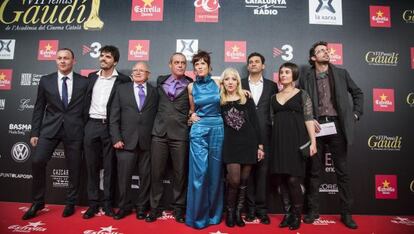 El equipo y los protagonistas de &#039;La plaga&#039;, con su directora Neus Ball&uacute;s en el centro vestida de azul, en la alfombra roja. 