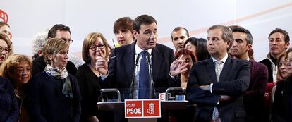 Tomás Gómez (c), durante la rueda de prensa que ha ofrecido en la sede del PSM.