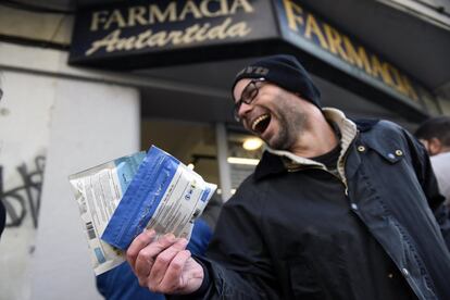 Un cliente exhibe el cannabis comprado en una farmacia.