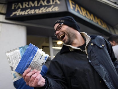Un cliente exhibe el cannabis comprado en una farmacia.