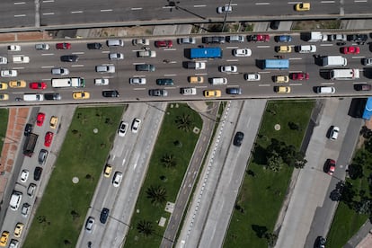 Autos, camiones y motocicletas circulan por las vías de Bogotá, Colombia.