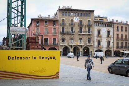Plaza mayor de Vic con un mural en defensa de la lengua catalana en primer plano, en una imagen de archivo.