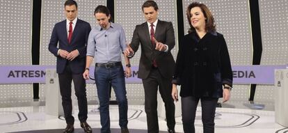 Pedro S&aacute;nchez (izquierda), junto a Pablo Iglesias, Albert Rivera y Soraya S&aacute;enz de Santamar&iacute;a.