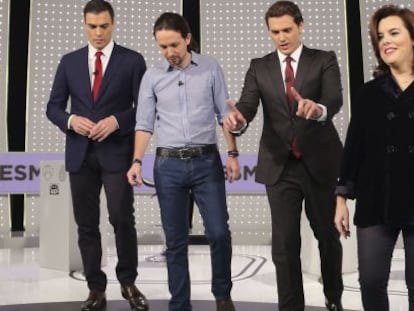 Pedro S&aacute;nchez (izquierda), junto a Pablo Iglesias, Albert Rivera y Soraya S&aacute;enz de Santamar&iacute;a.