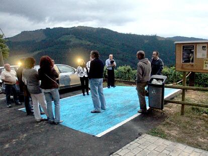 Un grupo de personas participaba el pasado viernes en la visita nocturna a la bodega de Llodio Beldui Txakolina.