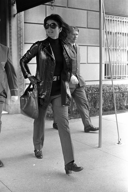 Jackie Onassis abandonando su apartamento neoyorquino a principios de los años setenta.