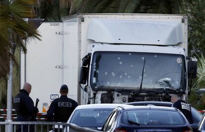 Agents de la policia francesa busquen proves al camió que ha causat la matança a Niça (França).