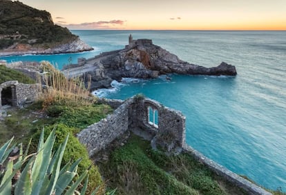 Restos de un templo paleocristiano y, al fondo, la iglesia de San Pedro, en Porto Venere (Liguria).