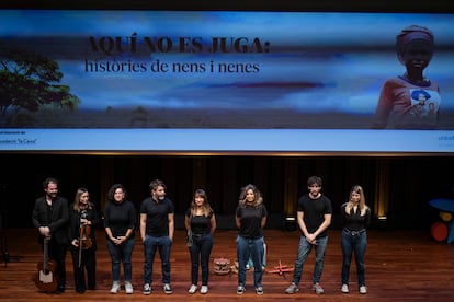 Los periodistas de El País, Lola Hierro, Mónica Ceberio, Pablo Linde, Virginia López, María Martín y Óscar Gutiérrez comparten sus experiencias en la cobertura de los problemas que afectan a la infancia con el apoyo musical de la violinista Teresa Gamaza Acuña y el guitarrista Rigel Garce.