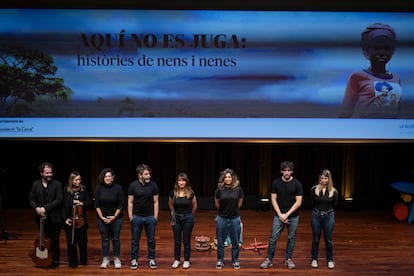 Los periodistas de El País, Lola Hierro, Mónica Ceberio, Pablo Linde, Virginia López, María Martín y Óscar Gutiérrez comparten sus experiencias en la cobertura de los problemas que afectan a la infancia con el apoyo musical de la violinista Teresa Gamaza Acuña y el guitarrista Rigel Garce.

