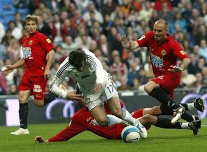 Navas, desde el suelo, y David García intentan frenar a Van Nistelrooy en la jugada que acabó sin penalti y con el primero expulsado.