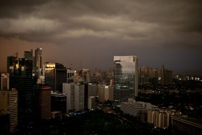 Lejos del centro de Manila, en torno a la flamante Ayala Avenue, se erige el barrio del futuro. Arranca y rezaga la escritura de su largo poema <em>Las Afueras</em>. Confiesa que "detrás de cada movimiento de <em>Mirad la noche del adolescente…</em> hay semanas y semanas de obsesión, no importa que separadas por periodos de indiferencia bastante largos". <em>Mirad la noche del adolescente. / Atrás quedaron las solicitudes / del día, su familia de temores, / y la distancia pasa en avenida / de memorias o tumbas sin ciudad, / arrabales confusos lentamente / apagados. La noche se afianza / hasta los cielos cada vez, contigua / la sien late en el centro</em>.