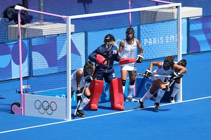 Clara Pérez (c) junto a sus compañeras durante el partido de este domingo.