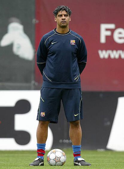 El entrenador del Barça, Frank Rijkaard, durante el entrenamiento de hoy