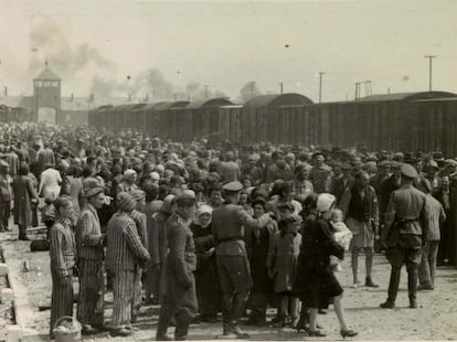 Judeus submetidos ao processo de seleção na plataforma de Birkenau, assim que chegaram. Também é possível ver os prisioneiros, com a roupa listrada, que auxiliam os recém-chegados. Eram obrigados pelas SS a estar presentes nas plataformas durante a seleção para garantir um processo organizado.