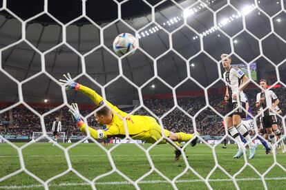 Manuel Neuer tratando de evitar el primer gol de Japón en la derrota de Alemania frente a la selección nipona. 

