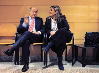 Juan Cuesta y Carmen Ruiz, auditores de AENA, ayer antes de iniciarse el juicio.