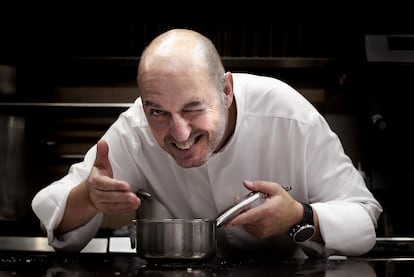 El chef  Iñigo Urrechu en la cocina de su restaurante Urrechu Velázquez de Madrid.   