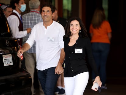 Sheryl Sandberg y Tom Bernthal llegando al exclusivo ciclo de conferencias Sun Valley Resort en julio de 2021.