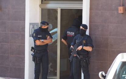 Els Mossos, a punt d'escorcollar el domicili de l'atacant.