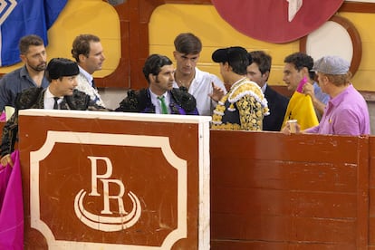 El hijo de Morante, entre ambos, con camisa blanca, también participó en la discusión.