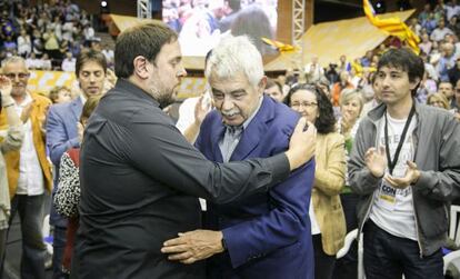 El l&iacute;der de ERC, Oriol Junqueras, ayer, con Pasqual Maragall, en el mitin de Barcelona.