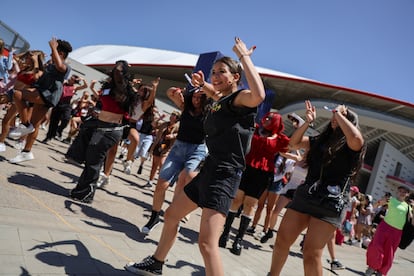 Competición de baile entre los 'fans' de Stray Kids en la explanada del estadio.