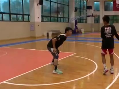 Zhang Jiacheng, que perdió su brazo con cinco años, juega a baloncesto.