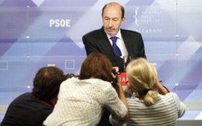 Alfredo Pérez Rubalcaba, durante su comparecencia en Ferraz.
