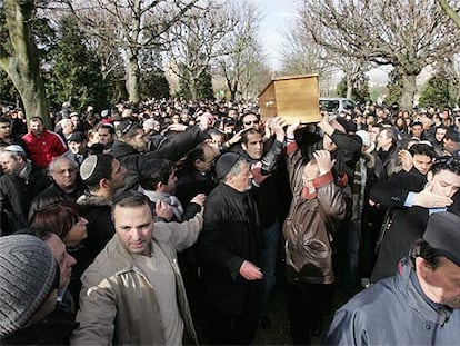 Cientos de personas acompañaron el entierro de Ilan Halimi el pasado viernes en el cementerio parisino de Pantin.