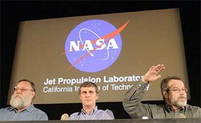 Los responsables del proyecto Tim Parker, Steve Squyres y Rob Manning, en la sede de la NASA de Pasadena (California).