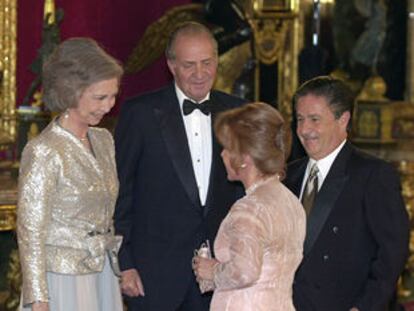 Los Reyes saludan al presidente de Argentina, Eduardo Duhalde, y su esposa, durante la cena de gala celebrada anoche.