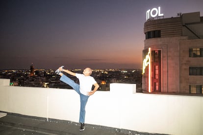 
Agustín, vecino de la Gran Vía, realiza unos ejercicios de bikram yoga en la terraza de su edificio. 
