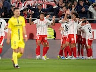 Los futbolistas del Girona celebran el único tanto del partido.