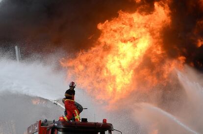 Bomberos libaneses intentan extinguir un incendio en el puerto de Beirut. Un depósito de aceite y neumáticos en el puerto de la capital libanesa se ha incendiado este jueves, según ha informado a Reuters una fuente militar.