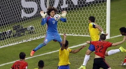 Guillermo Ochoa, portero de M&eacute;xico para un bal&oacute;n a Thiago Silva.  