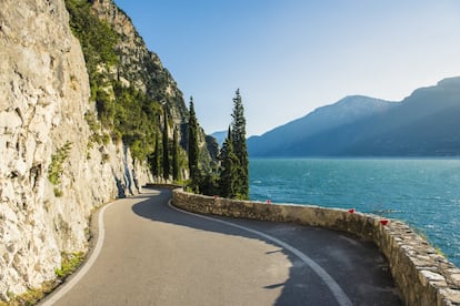 Para conductores noveles, es posible que la carretera del valle de Brasa no sea la opción más recomendable; para quien domine bien el coche resulta, en cambio, impresionante. La llamada  Strada della Forraes  es una de las carreteras más bellas y sinuosas de Europa, construida en 1913. La ruta comienza unos 400 metros por encima del lago de Garda, para ir luego bajando en incontables curvas cerradísimas que se abren a las aguas azules del lago. La carretera se interna en el corazón del barranco del río Brasa, por paredes que en ocasiones se estrechan tanto que apenas dejan pasar la luz.