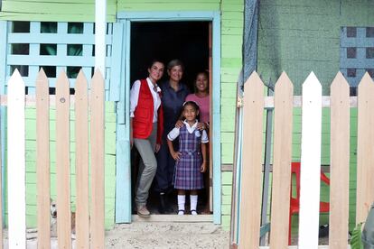 En el primer día de su viaje, doña Letizia recorrió el barrio de Villa Hermosa, uno de los barrios más pobres de Cartagena de Indias, junto a la primera dama de Colombia. En la imagen, la Reina visita una de las casas para conocer cómo ha cambiado la vida de los habitantes de la zona tras el programa de abastecimiento de agua potable y saneamiento domiciliario.