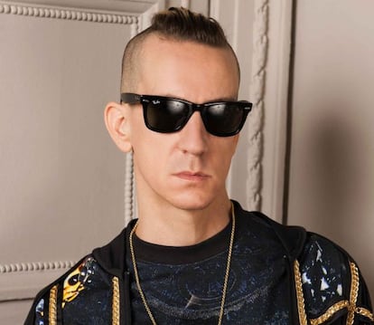 Jeremy Scott posa con sus mejores galas, ahora que es el chico del momento.