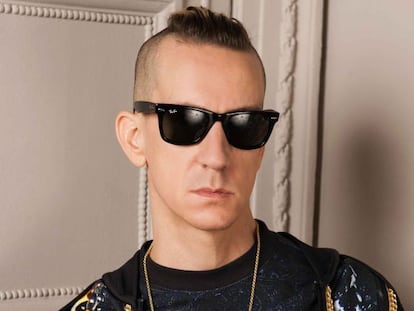 Jeremy Scott posa con sus mejores galas, ahora que es el chico del momento.