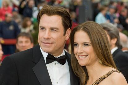 John Travolta y Kelly Preston. Preston confesó que se enamoró del protagonista de ‘Grease’ a pesar de que estaba casada en ese momento. “Bueno, no estaba tan felizmente casada, digámoslo así. Realmente estaba con la persona equivocada”, dijo la actriz en una entrevista con Andy Cohen en referencia a su primer matrimonio con el también actro Kevin Gage, de quien se divorció en 1987 tras dos años casados. Preston y Travolta se casaron en septiembre de 1991 y tuvieron tres hijos, aunque uno de ellos, el mayor, Jeff murió en 2009, a los 16 años.