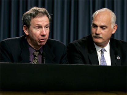 El administrador de la NASA, Michael Griffin, comparece junto a Bill Readdy para confirmar la fecha.