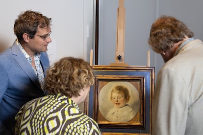 La concejala de Cultura, Ilse Duursma (en el centro), observa de cerca las impresionantes pinturas de Han van Meegeren.