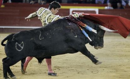 Daniel Luque, en un pase de pecho al sexto toro de la tarde.