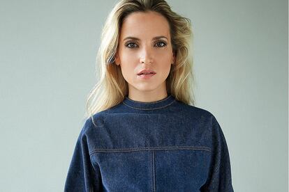 La actriz, con minivestido
denim de FENDI.